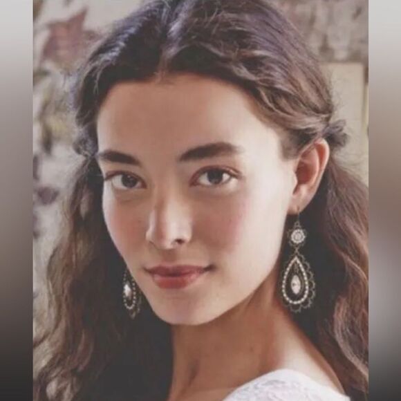 Chloe + Isabel
Pearl + Crystal Floral Filigree Post Earrings NWT - Picture 2 of 7